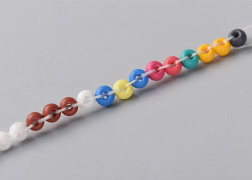 closeup side view of how the thread connects the individual beads in the column